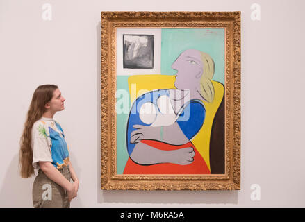 Tate Modern, London, UK. 6. März 2018. Die erste Einzelausstellung von Picasso in der Tate Modern und eines der ehrgeizigsten Ausstellungen in die Geschichte des Museums mit über 80 Gemälde, Skulpturen und Arbeiten auf Papier noch nie in Großbritannien gesehen. Die EY Ausstellung: Picasso 1932 - Liebe, Ruhm, Tragödie versammelt über 100 außergewöhnliche Werke von Pablo Picasso (1881 - 1973) im Jahr 1932, einer der am intensivsten Schaffensperioden in seinem Leben. Foto: Frau in einem gelben Sessel. Private Sammlung. Credit: Malcolm Park/Alamy Leben Nachrichten. Stockfoto