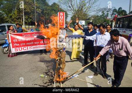 Aktivistinnen von SUCI (C) (Sozialistische Einheit Mitte von Indien) (Kommunistischen) Assam State Committee Burn Down ein Bildnis des indischen Ministerpräsidenten Narendra Modi während eines Protestes gegen Wladimir Lenin Statue in Andhra Pradesh abgerissen. Stockfoto