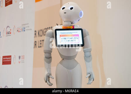 Hannover, Deutschland, 06. März 2018. Der Roboter Pfeffer während der Messe Altenpflege 2018 ('Altenpflege 2018') in Hannover, Deutschland, 06. März 2018. Er ist 1,20 Meter groß, zählt mit runden Augen und freundlich Ansätze Menschen während der Bewegung auf Rädern. Pfeffer könnte bald in der Altenpflege In deutschen Pflegeheimen eingesetzt und verwendet werden, um die Bewohner mit Musik und Pantomime sowie zu unterhalten, Sie einzuladen Bewegung übungen zu tun. Quelle: dpa Picture alliance/Alamy leben Nachrichten Stockfoto