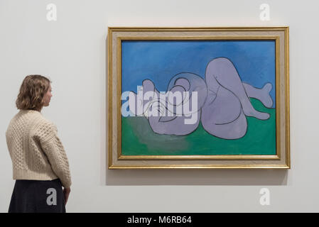 London, Großbritannien. 6. März 2018. Der ein Besucher leep (La Sieste)", 1932, von Pablo Picasso. Vorschau von "Picasso 1932 - Liebe, Ruhm Tragödie", die erste Einzelausstellung des Tate Modern der Arbeiten von Pablo Picasso. Mehr als 100 Gemälde, Skulpturen und Arbeiten auf Papier für das Jahr 1932, eine entscheidende Zeit in Picassos Leben, sind auf Anzeige vom 8. März bis zum 9. September 2018. Credit: Stephen Chung/Alamy leben Nachrichten Stockfoto