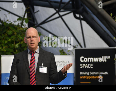 Eden Project, Cornwall, UK. 6. März 2018. Ian Jones, der CEO von Goonhilly Erde Station, war einer der Redner auf der Konferenz die Zukunft der Raumfahrtindustrie in Cornwall zu diskutieren. Ian ist hier gesehen, halten einen Ausdruck der gesamten Industrie, Datum. Weitere Redner waren Meilen Carden, der Direktor der Spaceport Cornwall. Der Raumfahrt in Cornwall ein Volumen von mehr als 1 Mrd. £ im Jahr 2030 nach Cornwall und Scilly-Inseln LEP. Foto: Simon Maycock/Alamy leben Nachrichten Stockfoto