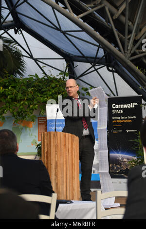 Eden Project, Cornwall, UK. 6. März 2018. Ian Jones, der CEO von Goonhilly Erde Station, war einer der Redner auf der Konferenz die Zukunft der Raumfahrtindustrie in Cornwall zu diskutieren. Ian ist hier gesehen, halten einen Ausdruck der gesamten Industrie, Datum. Weitere Redner waren Meilen Carden, der Direktor der Spaceport Cornwall. Der Raumfahrt in Cornwall ein Volumen von mehr als 1 Mrd. £ im Jahr 2030 nach Cornwall und Scilly-Inseln LEP. Foto: Simon Maycock/Alamy leben Nachrichten Stockfoto