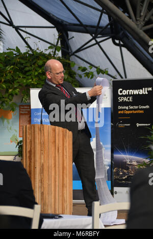 Eden Project, Cornwall, UK. 6. März 2018. Ian Jones, der CEO von Goonhilly Erde Station, war einer der Redner auf der Konferenz die Zukunft der Raumfahrtindustrie in Cornwall zu diskutieren. Ian ist hier gesehen, halten einen Ausdruck der gesamten Industrie, Datum. Weitere Redner waren Meilen Carden, der Direktor der Spaceport Cornwall. Der Raumfahrt in Cornwall ein Volumen von mehr als 1 Mrd. £ im Jahr 2030 nach Cornwall und Scilly-Inseln LEP. Foto: Simon Maycock/Alamy leben Nachrichten Stockfoto