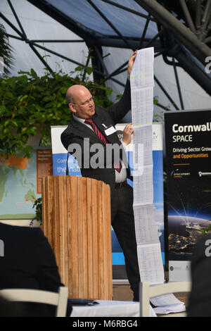 Eden Project, Cornwall, UK. 6. März 2018. Ian Jones, der CEO von Goonhilly Erde Station, war einer der Redner auf der Konferenz die Zukunft der Raumfahrtindustrie in Cornwall zu diskutieren. Ian ist hier gesehen, halten einen Ausdruck der gesamten Industrie, Datum. Weitere Redner waren Meilen Carden, der Direktor der Spaceport Cornwall. Der Raumfahrt in Cornwall ein Volumen von mehr als 1 Mrd. £ im Jahr 2030 nach Cornwall und Scilly-Inseln LEP. Foto: Simon Maycock/Alamy leben Nachrichten Stockfoto