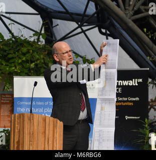 Eden Project, Cornwall, UK. 6. März 2018. Ian Jones, der CEO von Goonhilly Erde Station, war einer der Redner auf der Konferenz die Zukunft der Raumfahrtindustrie in Cornwall zu diskutieren. Ian ist hier gesehen, halten einen Ausdruck der gesamten Industrie, Datum. Weitere Redner waren Meilen Carden, der Direktor der Spaceport Cornwall. Der Raumfahrt in Cornwall ein Volumen von mehr als 1 Mrd. £ im Jahr 2030 nach Cornwall und Scilly-Inseln LEP. Foto: Simon Maycock/Alamy leben Nachrichten Stockfoto