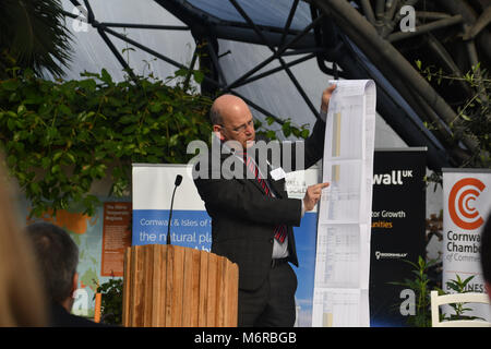 Eden Project, Cornwall, UK. 6. März 2018. Ian Jones, der CEO von Goonhilly Erde Station, war einer der Redner auf der Konferenz die Zukunft der Raumfahrtindustrie in Cornwall zu diskutieren. Ian ist hier gesehen, halten einen Ausdruck der gesamten Industrie, Datum. Weitere Redner waren Meilen Carden, der Direktor der Spaceport Cornwall. Der Raumfahrt in Cornwall ein Volumen von mehr als 1 Mrd. £ im Jahr 2030 nach Cornwall und Scilly-Inseln LEP. Foto: Simon Maycock/Alamy leben Nachrichten Stockfoto