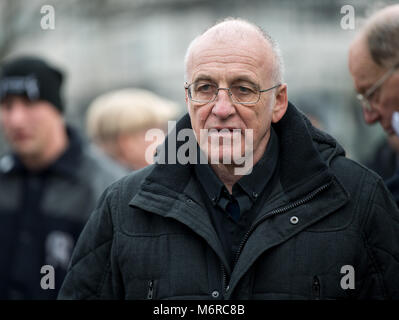 17. Februar 2018, Deutschland, Dresden: Gerhard Ittner eine Demonstration in der Postplatz. Die verurteilt Leugner des Holocaust zielt darauf ab, durch die Innenstadt von Dresden mit seinen Anhängern bis März. Foto: Monika Skolimowska/dpa-Zentralbild/dpa Stockfoto