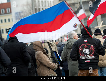 17. Februar 2018, Deutschland, Dresden: rechtsextreme Demonstranten mit Flaggen während einer Demonstration auf dem Postplatz. Die verurteilt Leugner des Holocaust zielt darauf ab, durch die Innenstadt von Dresden mit seinen Anhängern bis März. Foto: Monika Skolimowska/dpa-Zentralbild/dpa Stockfoto