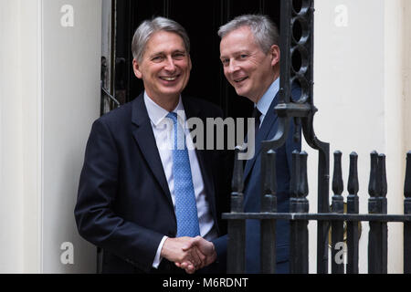 London, Großbritannien. 6. März, 2018. Philip Hammond MP, Schatzkanzler und Bruno Le Maire, der französische Minister für Wirtschaft, Hände schütteln Nach einem Treffen mit 11 Downing Street. Credit: Mark Kerrison/Alamy leben Nachrichten Stockfoto