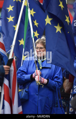 Downing Street, London, UK. 6. März 2018. Eine Gruppe von anti Brexit Demonstranten stehen außerhalb der Downing Street. Europäische Parlament Brexit chief Guy Verhofstadt im Gespräch mit der Presse nach dem Treffen in der Downing Street. Quelle: Matthew Chattle/Alamy leben Nachrichten Stockfoto