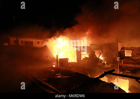 Quezon City, Philippinen. 6 Mär, 2018. Feuer ist in einem Slum in Quezon City, Philippinen, 6. März 2018 gesehen. Credit: rouelle Umali/Xinhua/Alamy leben Nachrichten Stockfoto