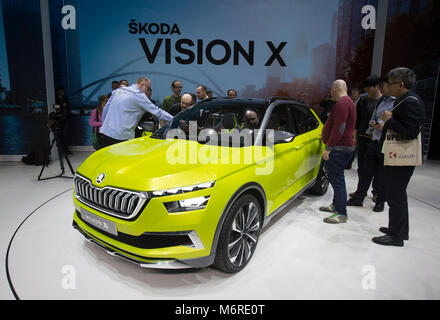 Genf, Schweiz. 6 Mär, 2018. Ein Skoda Vision X Konzept Fahrzeug ist am ersten Pressetag des 88. Internationalen Genfer Automobilsalon in Genf, Schweiz, am 6. März 2018. Der Motor Show, die mehr als 180 Aussteller aus der ganzen Welt anzieht, wird für die Öffentlichkeit vom 8. bis 18. März 2018 geöffnet. Credit: Xu Jinquan/Xinhua/Alamy leben Nachrichten Stockfoto