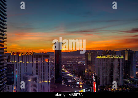 Las Vegas, Nevada, 6. März 2018. Wetter, vor Dämmerung Farben in den Himmel mit Blick auf panet Hollywood und den Strip. Credit: Keith J Smith./Alamy leben Nachrichten Stockfoto