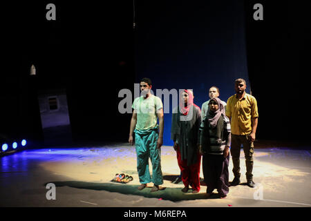 März 5, 2018 - eine theatralische Dramatik, die sich mit den harten Bedingungen von Gaza, in ihrem täglichen Leben konfrontiert wird inszeniert am Theater in Gaza Stadt. Das Spiel wurde beobachtet, live von der niederländischen öffentlichen über das Internet. Das Drama vermittelt, der Welt das entsetzliche Wirklichkeit durch den Menschen im Gazastreifen durch die israelische Belagerung der palästinensischen Enklave erlebt. Das Spiel wurde von rafat Al Aydi geleitet und ist Teil des Theatre Day Productions (Credit Bild: © Ahmad Hasaballah/ImagesLive über ZUMA Draht) Stockfoto