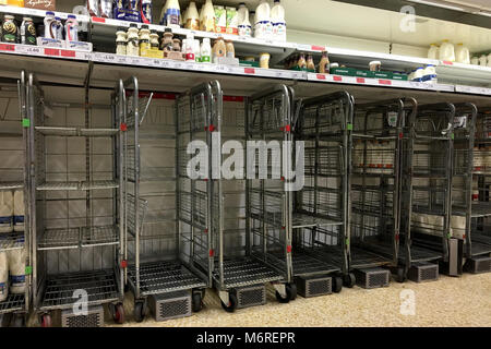 Haverhill, Großbritannien. 6. März 2018. Die Regale in Sainsbury's Supermarkt in Haverhill, UK sind noch auf der Suche leer eine Woche nach dem Tier aus dem Osten Hit in Großbritannien. Credit: Jason Mitchell/Alamy Leben Nachrichten. Stockfoto