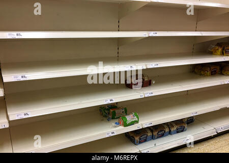 Haverhill, Großbritannien. 6. März 2018. Die Regale in Sainsbury's Supermarkt in Haverhill, UK sind noch auf der Suche leer eine Woche nach dem Tier aus dem Osten Hit in Großbritannien. Credit: Jason Mitchell/Alamy Leben Nachrichten. Stockfoto