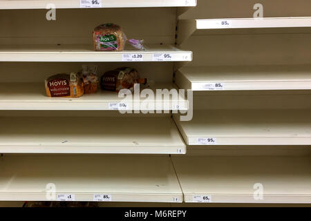 Haverhill, Großbritannien. 6. März 2018. Die Regale in Sainsbury's Supermarkt in Haverhill, UK sind noch auf der Suche leer eine Woche nach dem Tier aus dem Osten Hit in Großbritannien. Credit: Jason Mitchell/Alamy Leben Nachrichten. Stockfoto