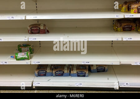 Haverhill, Großbritannien. 6. März 2018. Die Regale in Sainsbury's Supermarkt in Haverhill, UK sind noch auf der Suche leer eine Woche nach dem Tier aus dem Osten Hit in Großbritannien. Credit: Jason Mitchell/Alamy Leben Nachrichten. Stockfoto