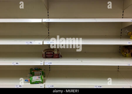 Haverhill, Großbritannien. 6. März 2018. Die Regale in Sainsbury's Supermarkt in Haverhill, UK sind noch auf der Suche leer eine Woche nach dem Tier aus dem Osten Hit in Großbritannien. Credit: Jason Mitchell/Alamy Leben Nachrichten. Stockfoto