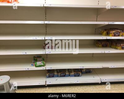 Haverhill, Großbritannien. 6. März 2018. Die Regale in Sainsbury's Supermarkt in Haverhill, UK sind noch auf der Suche leer eine Woche nach dem Tier aus dem Osten Hit in Großbritannien. Credit: Jason Mitchell/Alamy Leben Nachrichten. Stockfoto