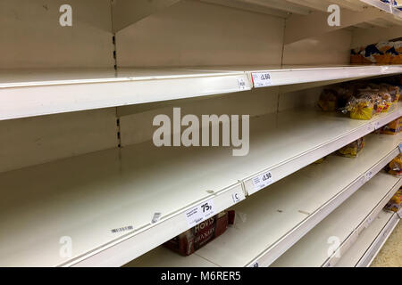 Haverhill, Großbritannien. 6. März 2018. Die Regale in Sainsbury's Supermarkt in Haverhill, UK sind noch auf der Suche leer eine Woche nach dem Tier aus dem Osten Hit in Großbritannien. Credit: Jason Mitchell/Alamy Leben Nachrichten. Stockfoto