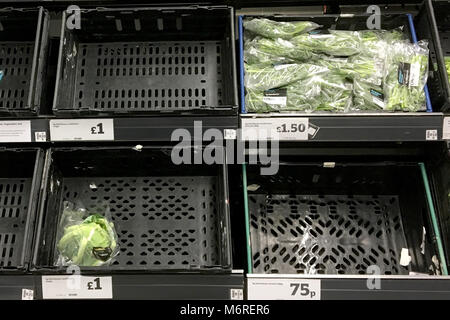 Haverhill, Großbritannien. 6. März 2018. Die Regale in Sainsbury's Supermarkt in Haverhill, UK sind noch auf der Suche leer eine Woche nach dem Tier aus dem Osten Hit in Großbritannien. Credit: Jason Mitchell/Alamy Leben Nachrichten. Stockfoto