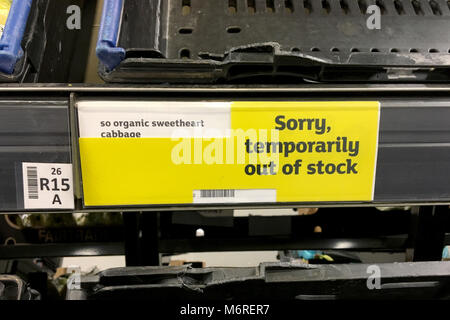 Haverhill, Großbritannien. 6. März 2018. Die Regale in Sainsbury's Supermarkt in Haverhill, UK sind noch auf der Suche leer eine Woche nach dem Tier aus dem Osten Hit in Großbritannien. Credit: Jason Mitchell/Alamy Leben Nachrichten. Stockfoto