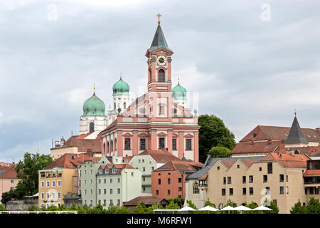 Die bunten Skyline von Passau, Deutschland dominiert von St. Paul's Kirche. Stockfoto