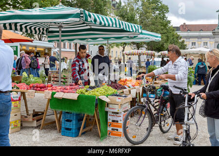 Im freien Markt in Passau, Deutschland. Verkauf von Obst und Gemüse. Ein paar Preis verhandeln. Stockfoto