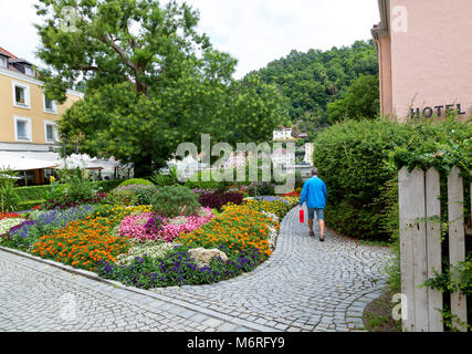 Blumengarten von gepflasterten Gehweg in der charmanten bayerischen Stadt Passau, Deutschland umgeben. Stockfoto