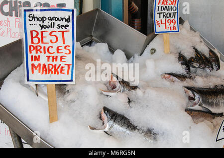 Seattle, Washington. Pike Place Market. Fisch anzeigen. Fisch zum Verkauf. Stockfoto