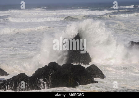 Seal Rock, Oregon. Seal Rock State Park. Seal Rock State Recreation Site. Wellen gegen die Felsen am Seal Rock Beach. Stockfoto