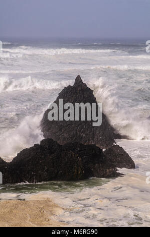 Seal Rock, Oregon. Seal Rock State Park. Seal Rock State Recreation Site. Wellen gegen die Felsen am Seal Rock Beach. Stockfoto