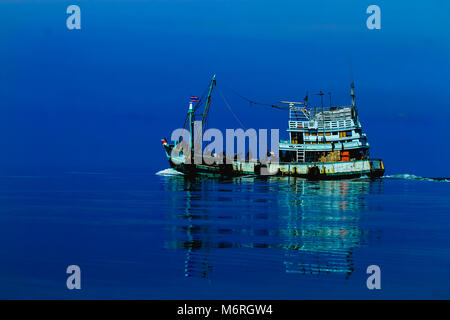 Angeln Boot auf dem Meer zum Fischen, Thailand. Stockfoto