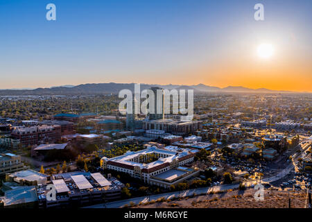 Ein Blick von Oben auf die Berge Butte der Sonnenuntergang über der Innenstadt von Phoenix Arizona Stockfoto