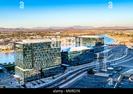 Ein Blick von Oben auf die Berge Butte der Sonnenuntergang über der Innenstadt von Phoenix Arizona Stockfoto