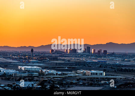 Ein Blick von Oben auf die Berge Butte der Sonnenuntergang über der Innenstadt von Phoenix Arizona Stockfoto