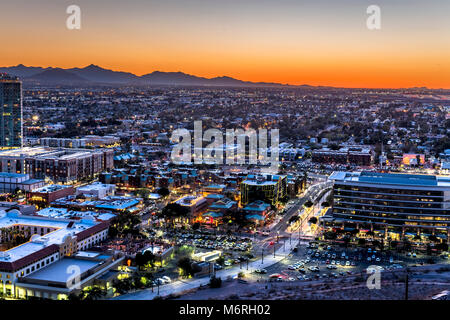 Ein Blick von Oben auf die Berge Butte der Sonnenuntergang über der Innenstadt von Phoenix Arizona Stockfoto