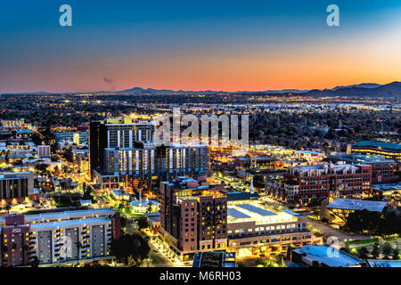 Ein Blick von Oben auf die Berge Butte der Sonnenuntergang über der Innenstadt von Phoenix Arizona Stockfoto