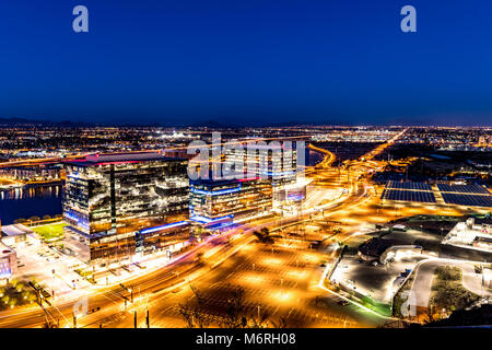 Ein Blick von Oben auf die Berge Butte der Sonnenuntergang über der Innenstadt von Phoenix Arizona Stockfoto