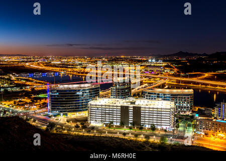 Ein Blick von Oben auf die Berge Butte der Sonnenuntergang über der Innenstadt von Phoenix Arizona Stockfoto