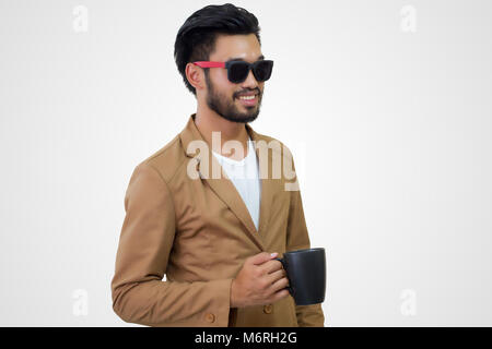 Porträt eines schönen asiatischen Jungen Geschäftsmann hält Tasse Kaffee. Isoliert auf weißem Hintergrund. Stockfoto