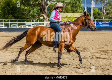 Rider spielt mit Polo-cross Ball während der König der Bereiche Bareback Freestyle Wettbewerb in Murrurundi, NSW, Australien, 24. Februar 2018. Stockfoto