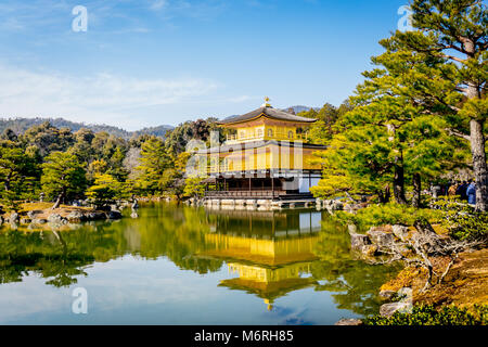 Der Goldene Pavillon Kinkaku-ji-Tempel in Kyoto, Japan Stockfoto