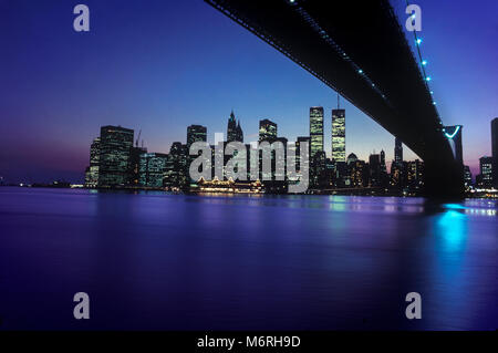 1987 historische BROOKLYN BRIDGE (© J&W ROEBLING 1876) Twin Towers (© MINORU YAMASAKI 1973) Downtown Skyline East River in Manhattan NEW YORK CITY USA Stockfoto