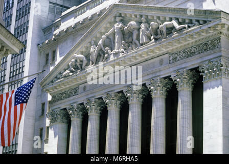 INTEGRITÄT SCHUTZ DER WERKE DER MENSCHLICHEN PEDIMENT („GEORGE QUINCY ADAMS STATION 1903“) NEW YORKER BÖRSENGEBÄUDE DOWNTOWN MANHATTAN NEW YORK CITY USA Stockfoto