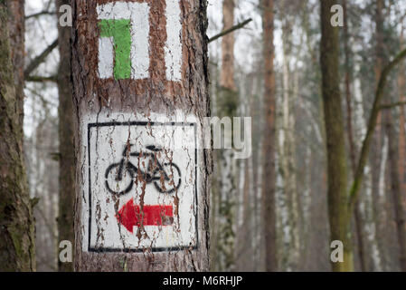 Radweg zu unterzeichnen, auf Baumrinde Stockfoto