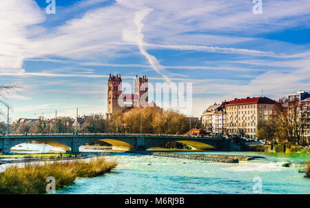 Winterlandschaft von St. Maximilian Kirche und Isar in München Stockfoto