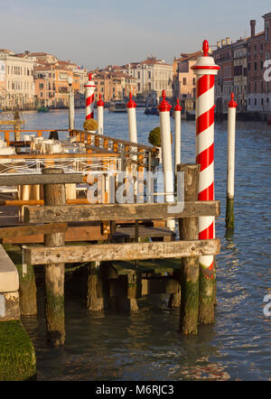 Restaurant Terrasse auf dem Canal Grande in Venedig in der Nähe von Sunset Stockfoto