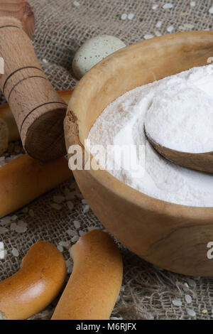 Reis Mehl in eine olivenholz Platte auf einem Sack. Stockfoto